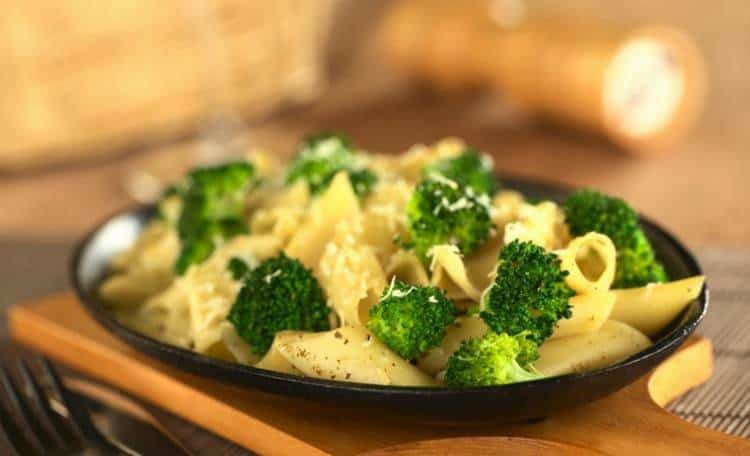 If you are looking for Weight Watchers Family Meals that will satisfy everyone at the table, this post is for you. 40 Weight Watchers Freestyle Smart Points recipes that the whole family will love! #weightwatchers #freestylerecpies #smartpoints #dinnerrecipes #eathealthy #healthyrecipes #recipes #smartchoices